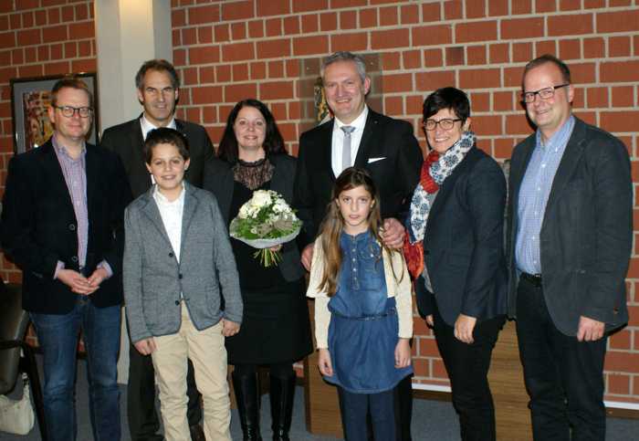 Der Parlamentarische Staatssekretär Dr. Thomas Gebhart und Landrat Dietmar Seefeldt (li.) sowie Landtagsabgeordnete Christine Schneider und Marcus Ehrgott (re.) beglückwünschten Michael Geiger (3.v.r.) und seine Familie.