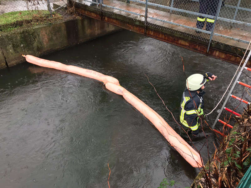 Verlegung von Ölschlängel im Speyerbach (Foto: Feuerwehr Neustadt)