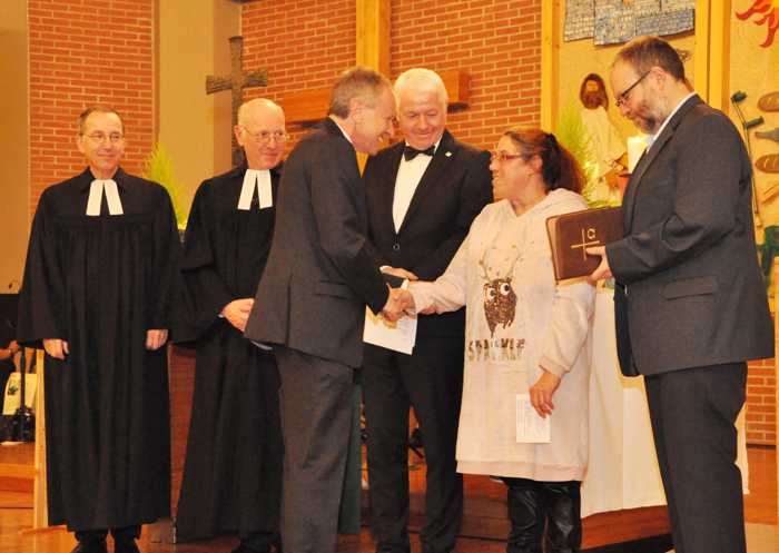 (Foto: Andreas Lang): Martin Adel wurde in der Johanneskirche symbolisch von Folkhard Krall, Urs Keller, Jörg Huber, Anja Lichtle und Stephan Eckert (v.l.) in sein Amt eingeführt.