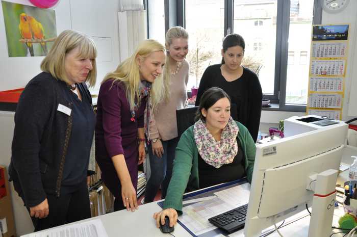 Vizelandrätin Diana Stolz (2.v.l.) gemeinsam mit Sabine Stupp (links), Anna-Lena Rapp (2.v.r.), Carina Kilb (rechts) und Tanja Fischle (vorn) von der Abteilung Amtsvormund-/Beistandschaft und Unterhaltsvorschuss.