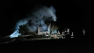 Ein Haus in Dielkirchen brannte in der Nacht von Montag auf Dienstag vollständig ab.