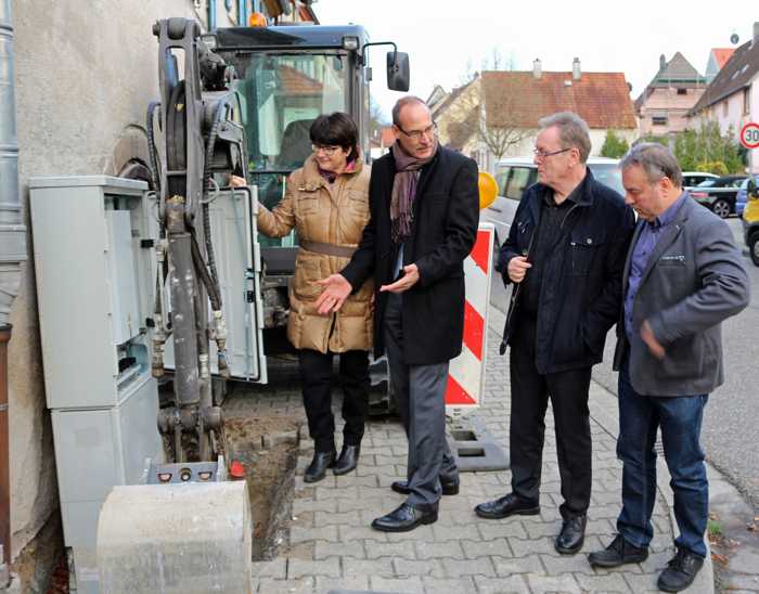 Überzeugten sich vor Ort – in Untergrombach – vom Fortschritt des FTTH Pilotprojekts: Oberbürgermeisterin Cornelia Petzold-Schick, Joachim Otto,Technikleiter Süddeutschland Telekom, Karl Mangei, Ortsvorsteher Untergrombach, und Klaus Eberle, Stadt Bruchsal/Stabsstelle Breitband (von links).