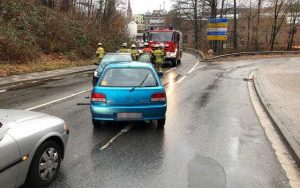 Ein Autofahrer war auf der nassen Straße ins Schleudern geraten und mit einem entgegenkommenden Pkw zusammengestoßen.