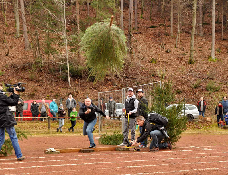 Weihnachtsbaum-Weitwurf in Vollendung (Foto: Jens Lehmann)