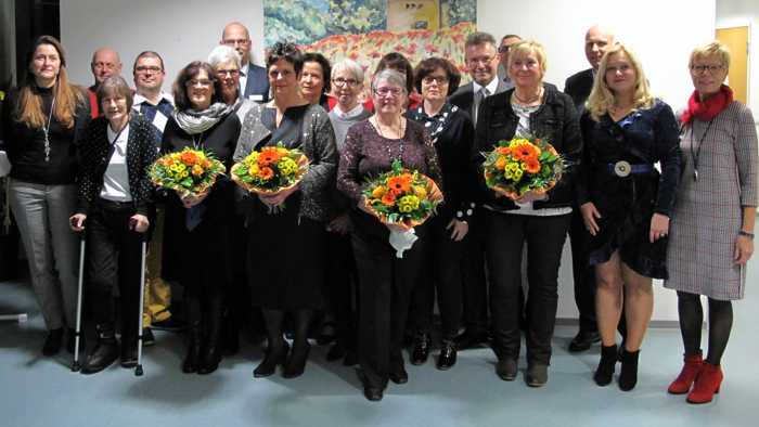 12 Mitarbeiterinnen und Mitarbeiter der Neckar-Odenwald-Kliniken wurden für ihren langjährigen Dienst geehrt oder aus diesem verabschiedet. Die Feier fand dieses Mal am Standort Buchen statt. Foto: Neckar-Odenwald-Kliniken