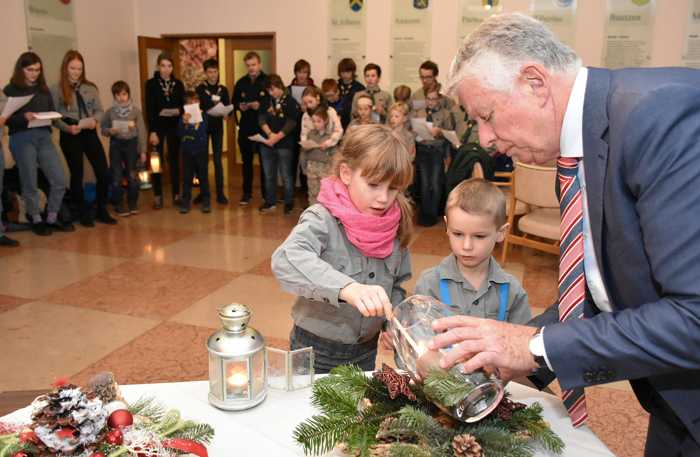 Die kleinen Pfadfinder Emma Besier und Elias Lambert halfen Oberbürgermeister Michael Kissel, das Friedenslicht im Rathaus zu entzünden. Dort wird es nun bis Weihnachten leuchten als Zeichen für den Frieden auf der Welt. Foto: Stadt Worms/Pressestelle