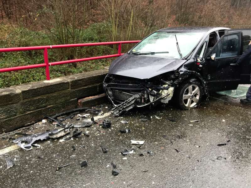 Unfallbeteiligter PKW (Foto: Presseteam der Feuerwehr VG Lambrecht)