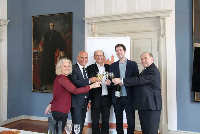 (v.l.n.r.) Bettina Steiger (Geschäftsstelle Dombauverein), Mathias Geisert (Vorstand Dombauverein), Dr. Gottfried Jung (Vorstandsvorsitzender Dombauverein), Dr. Bastian Klohr (Geschäftsführender Vorstand der Weinbeit Manufaktur eG), Winfried Szkutnik (Schatzmeister Dombauverein)