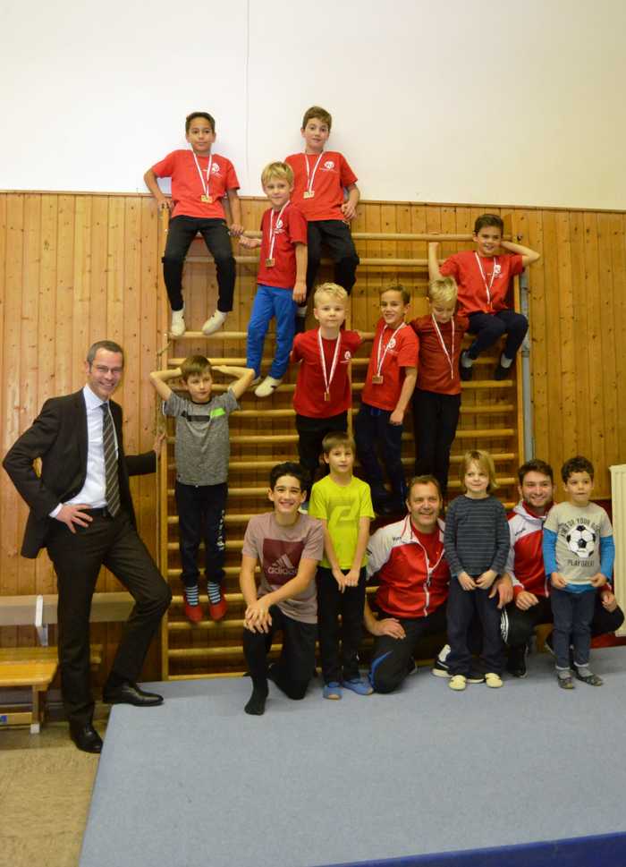 Ein hervorragender Grund zum Gratulieren: Bürgermeister und Sportdezernent Dr. Maximilian Ingenthron hat jetzt das Training der Nachwuchsturner des Turnvereins 1861 im ASV Landau besucht und der Mannschaft des Jahrgangs 2009 und jünger zum Erfolg bei den Rheinland-Pfalz-Meisterschaften im Pflichtturnen gratuliert. (Quelle: Stadt Landau in der Pfalz)