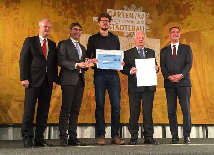 Gold für Landau: Oberbürgermeister Thomas Hirsch (2.v.l.) gemeinsam mit dem Vorsitzenden des Kleingartenvereins „Am Ebenberg“, Stefan Kracht (M.), dem Landesvorsitzenden der rheinland-pfälzischen Kleingärten, Rüdiger Frank (2.v.r.), dem Vizepräsidenten des Bundesverbands Deutscher Gartenfreunde, Dirk Sielmann (l.), und Bundesstaatssekretär Gunther Adler (r.) bei der Siegerehrung in Berlin.