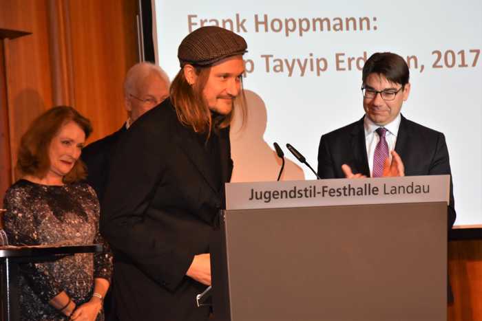 Der bekannte Karikaturist Frank Hoppmann wurde in diesem Jahr mit dem „Großen Thomas-Nast-Preis“ ausgezeichnet.