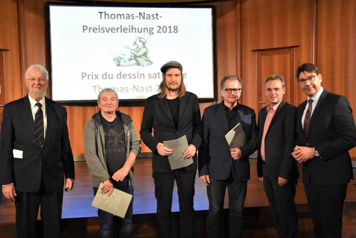 Gemeinsam bei der Thomas-Nast-Preisverleihung 2018: Der Vorsitzende des Thomas-Nast-Vereins, Hubert Lehmann, die Karikaturisten Phil Umbdenstock, Frank Hoppmann und Burkhard Fritsche sowie DJV-Chef Frank Überall und Oberbürgermeister Thomas Hirsch (v.l.n.r.).