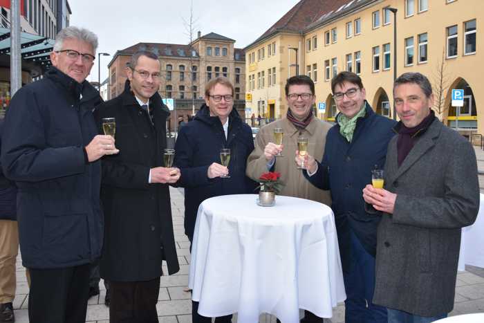 Gemeinsam bei der offiziellen Einweihung des sanierten Abschnitts der Ostbahnstraße zwischen Weißquartierstraße und Quartier Chopin: Der Vorstand der EnergieSüdwest AG, Dr. Thomas Waßmuth, Bürgermeister Dr. Maximilian Ingenthron, Bundesstaatssekretär Dr. Thomas Gebhart, der Vorstandsvorsitzende der Sparkasse Südliche Weinstraße, Bernd Jung, Oberbürgermeister Thomas Hirsch und der Leiter der städtischen Abteilung für Mobilität und Verkehrsinfrastruktur, Ralf Bernhard (v.l.n.r.). (Quelle: Stadt Landau in der Pfalz)