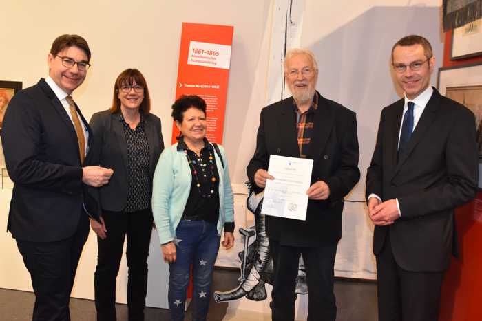 Gemeinsam bei der Verleihung des Kunst- und Kulturpreises der Dr. Feldbausch-Stiftung im neuen Museum für Stadtgeschichte: Oberbürgermeister Thomas Hirsch, Museumsleiterin und stellvertretende Vorsitzende des Thomas-Nast-Vereins, Christine Kohl-Langer, Vorstandsmitglied Edelgard Schneider-Jahn, der Vorsitzende des Vereins, Hubert Lehmann, sowie Bürgermeister und Kulturdezernent Dr. Maximilian Ingenthron (v.l.n.r.). (Quelle: Stadt Landau in der Pfalz)