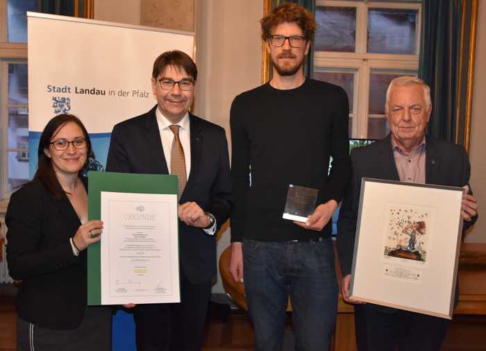 Gemeinsam beim Empfang der Kleingärtnerinnen und Kleingärtner im Landauer Rathaus: Bianca Klein vom rheinland-pfälzischen Finanzministerium, Oberbürgermeister Thomas Hirsch, der Vorsitzende des Kleingartenvereins „Am Ebenberg“, Stefan Kracht, und der Landesvorsitzende der rheinland-pfälzischen Kleingärten, Rüdiger Frank (v.l.n.r.). (Quelle: Stadt Landau in der Pfalz)