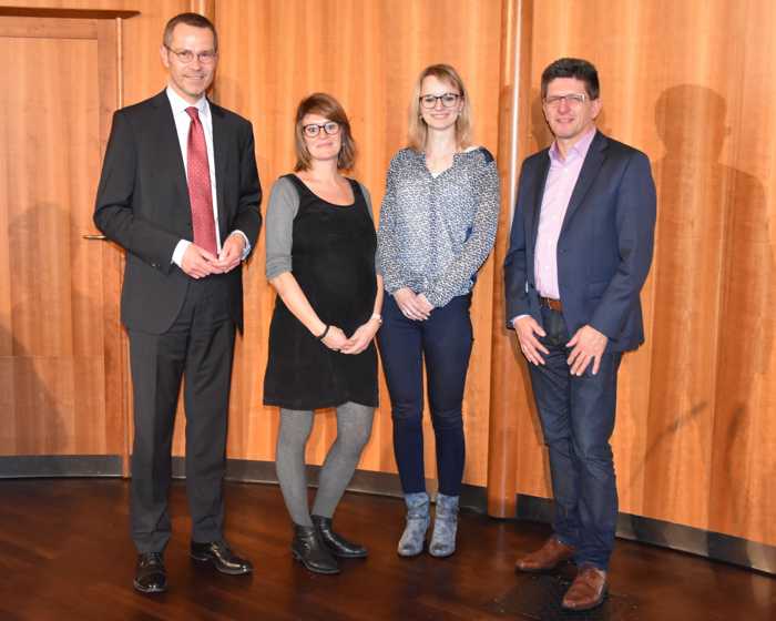 Bürgermeister und Sportdezernent Dr. Maximilian Ingenthron (l.) und der Leiter des Amts für Schulen, Kultur und Sport, Ralf Müller (r.), gemeinsam mit der bisherigen Leiterin des Sachgebiets Sport, Marlen Müller (2.v.l.), und ihrer Nachfolgerin Julia Mayer (2.v.r.). (Quelle: Stadt Landau in der Pfalz)