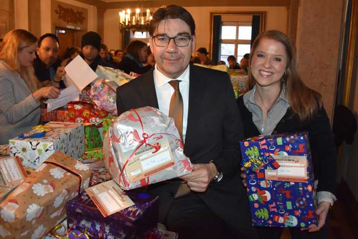 Oberbürgermeister Thomas Hirsch und Franziska Ihle von der „Stiphtung Christoph Sonntag“ freuten sich mit 300 Kindern und deren Eltern bei der Bescherung der Aktion „Kinderwunschbaum“ im Landauer Rathaus. Quelle: Stadt Landau in der Pfalz.