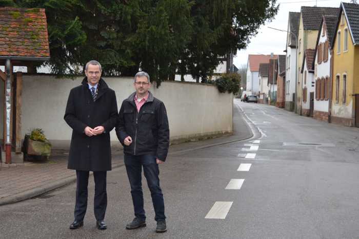 Bürgermeister und Verkehrsdezernent Dr. Maximilian Ingenthron (l.) gemeinsam mit dem Leiter der städtischen Straßenverkehrsbehörde, Matthias Doll, in der Mörzheimer Hauptstraße. (Quelle: Stadt Landau in der Pfalz)