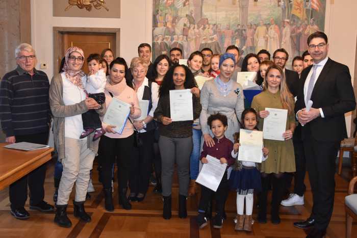 Frauen, Männer und Kinder aus 13 verschiedenen Nationen wurden jetzt im Landauer Rathaus eingebürgert.