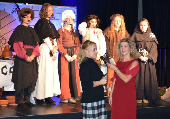 „JD_Ehrenamtsfeier 2018“ (Foto: Walter): Tanja Bauer im Gespräch mit Patrizia Helter von der Theatergruppe der Johanniter- Jugend. Die Jugendlichen sorgten für ein besonderes Dankeschön an die Ehrenamtlichen der Johannes-Diakonie.