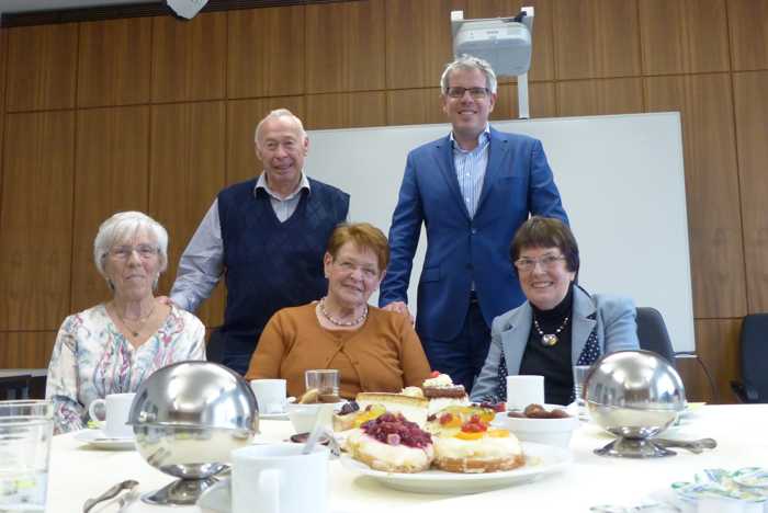 Landrat Christian Engelhardt empfing die ehemaligen 80-jährigen Kreismitarbeiterinnen und -mitarbeiter (v.l.n.r.) Waltrud Gottwein, Ernst Stalf, Hildegard Knapp und Christa Busch zum „Kaffeekränzchen“ im Nibelungensaal.