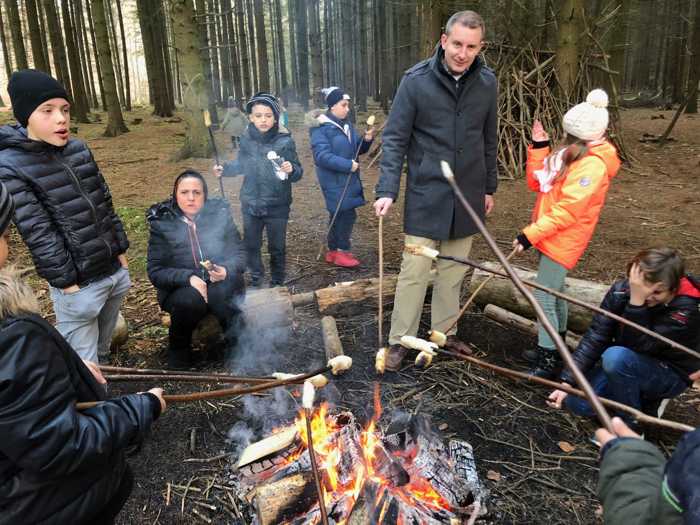 Kreisbeigeordneter Karsten Krug backte gemeinsam mit den Jungförsterinnen und Jungförstern Stockbrot.