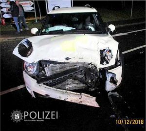 Auch der Mini wurde bei dem Unfall so stark beschädigt, dass er nicht mehr weiterfahren konnte.