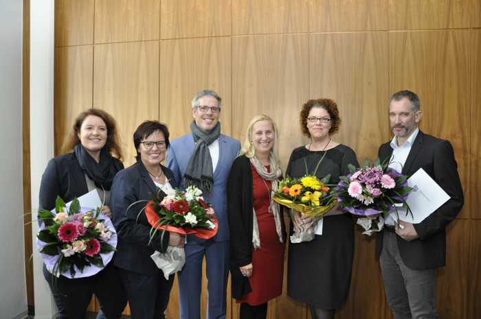 Landrat Christian Engelhardt und Vizelandrätin Diana Stolz mit den Nachwuchsführungskräften: (v.l.n.r.) Dr. Claudia Bolte, Heike Sattler-Kriz, Landrat Christian Engelhart, Vizelandrätin Diana Stolz, Tanja Kögel und Dr. Thomas Faßbender. Krankheitsbedingt fehlte Lisa Vrba. Foto: Kreis Bergstraße