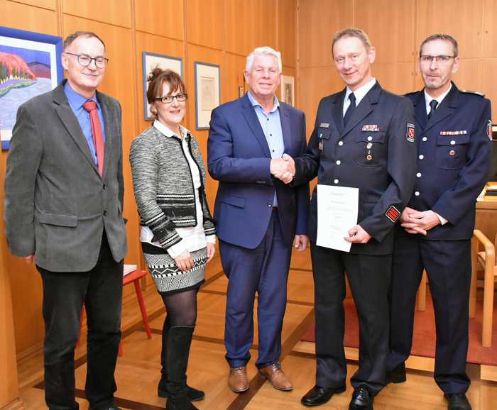 Oberbürgermeister Michael Kissel (Mitte) überreicht Stefan Frey die Bestellungsurkunde. Mit dabei sind Bürgermeister Hans-Joachim Kosubek (links), Bereichsleiterin Angelika Zezyk und der stellvertretende Stadtfeuerwehrinspekteur Michael Hetzel (rechts).