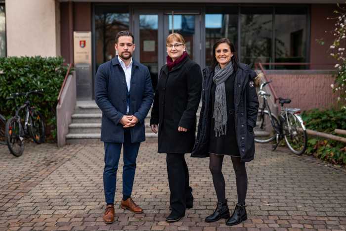 Dieses Jahr unterstützen die Stadtwerke Heidelberg die Stadt Eppelheim bei der Weihnachtsbeleuchtung: Patricia Rebmann, Bürgermeisterin der Stadt Eppelheim (Mitte), beim offiziellen Termin vor dem Eppelheimer Rathaus mit Katharina Schimek-Hefft und Patric Alvarez-Cruz (beide Stadtwerke Heidelberg Energie).