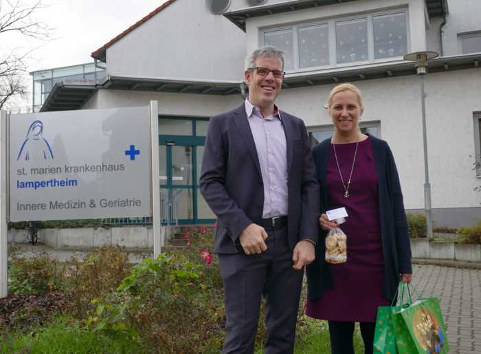 Landrat Christian Engelhardt und Vize-Landrätin Diana Stolz am Heiligen Abend beim Besuch des St. Marien Krankenhauses in Lampertheim.