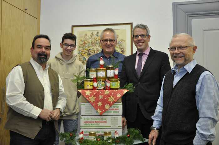 Honig für Kinder und Jugendliche: Martin Weyrauch, Timo Bechthold, Gerd Viniol und Peter Dengler (von links) übergaben im Rahmen der Spendenaktion „Weihnachtsfreude für Kinder“ 50 Honiggläser an Landrat Christian Engelhardt (2. v. rechts).