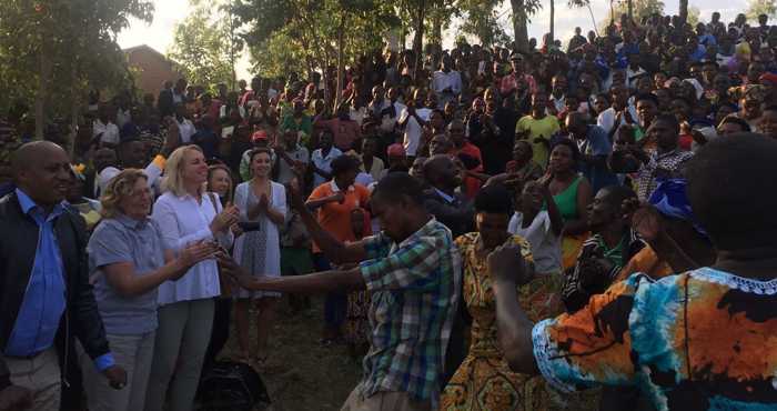 Ein herzlicher Empfang mit Musik und Tanz auf der Dorfversammlung wurde der Bad Kreuznacher Delegation bei ihrem Besuch in Ruanda bereitet. Foto: Philipp Geib