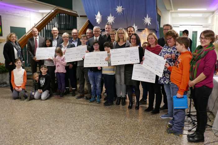 Freuten sich über die großzügigen Spenden aus dem Gala-Konzert anlässlich des Jubiläums der BigBand des Landratsamtes Karlsruhe: Schulleiter, Elternbeiräte und Fördervereinsvorsitzende der SBBZ bei der Spendenübergabe an der Gartenschule Ettlingen