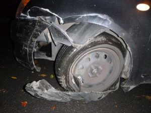 Bei Unfallflucht am späten Montagabend (10.12.18) in der Brandaustraße in Kassel-Rothenditmold beschädigter Suzuki Swift. Polizei sucht Zeugen.