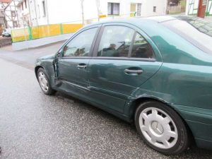 Bei Unfallflucht in Helsa-Wickenrode in der Nacht zum Samstag, 01.12., beschädigte Mercedes C-Klasse. Verursacher könnte weißer Renault sein.