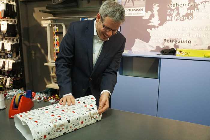 Landrat Christian Engelhardt unterstützte die Mitarbeiterinnen und Mitarbeiter im Kaufhaus Ganz tatkräftig beim Weihnachtsgeschenkeverpacken.