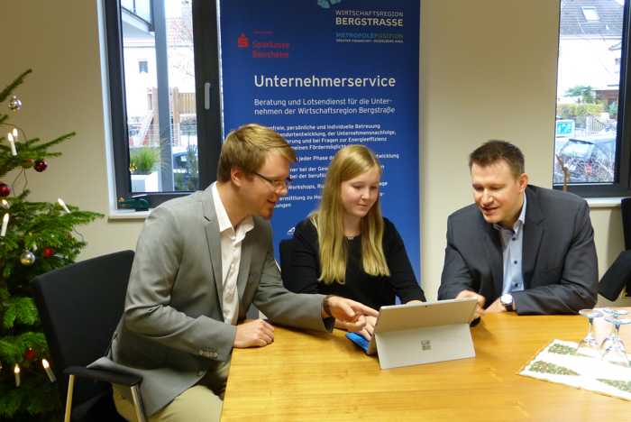 Beim Willkommenspaket setzt die Wirtschaftsregion Bergstraße / Wirtschaftsförderung Bergstraße GmbH (WFB) überwiegend auf mediale Inhalte. Dr. Matthias Zürker, Geschäftsführer der WFB (rechts), bespricht mit Andreas Furch, Projektmanager im WFB-Unternehmerservice, und Sarah Schmiedel, der neuen Auszubildenden bei der WFB, die Besonderheiten des Willkommenspakets.