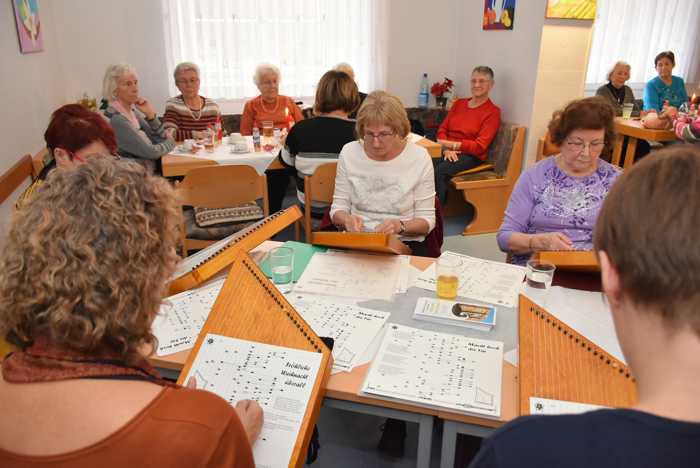 Der Zauberharfen-Spielkreis der Lucie-Kölsch-Musikschule bereicherte die Adventsfeier in der städtischen Seniorenbegegnungsstätte im Adenauerring mit weihnachtlichen Klängen. Foto: Stadt Worms/Pressestelle.