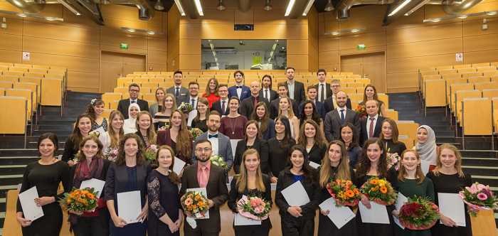 Die Absolventinnen und Absolventen des Studiengangs Zahnmedizin freuen sich über ihr Examenszeugnis; Bildquelle: Jürgen Arlt