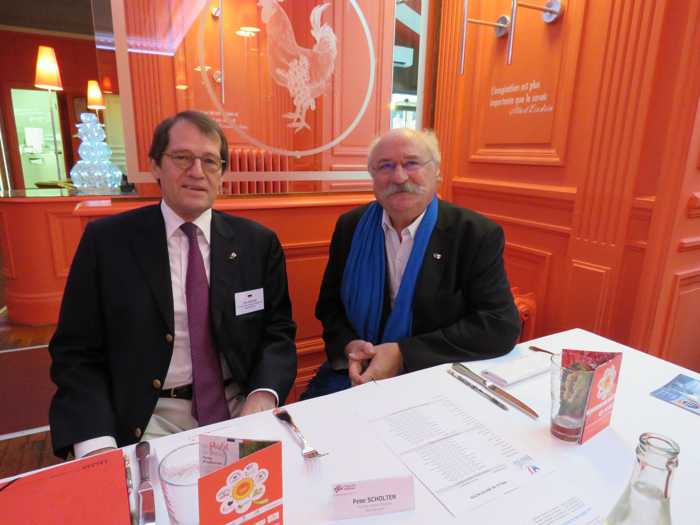 Gérard Lora-Tonet, Stadtrat Bourg-en-Bresse, zuständig für internationale Beziehungen mit Sparkassenvorstand Herrn Peter Scholten während der Verköstigung. Foto: Christine Simmich