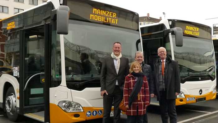 v.l.n.r: Oberbürgermeister Michael Ebling, Umwelt- und Verkehrsdezernentin Katrin Eder, Stadtwerke-Vorstand Daniel Gahr und MVG-Geschäftsführer Jochen Erlhof.