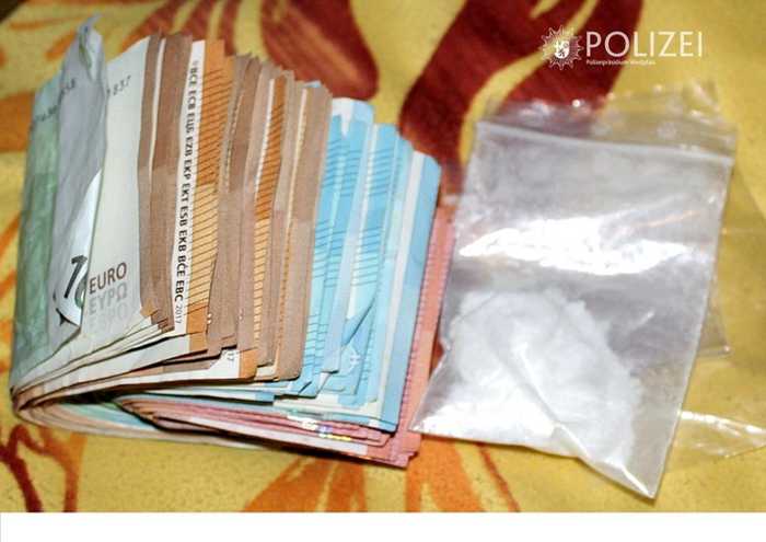 Ein Tütchen mit weißem Pulver - vermutlich Kokain - sowie ein größerer Bargeldbetrag in “drogentypischer Stückelung” wurden unter anderem in der Wohnung des 22-Jährigen gefunden und sichergestellt. 