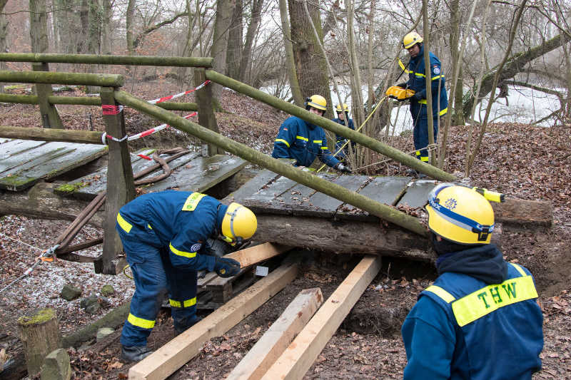 Helfer unterbauen die angehobene Brücke. (Foto: THW Speyer/ Sohn)