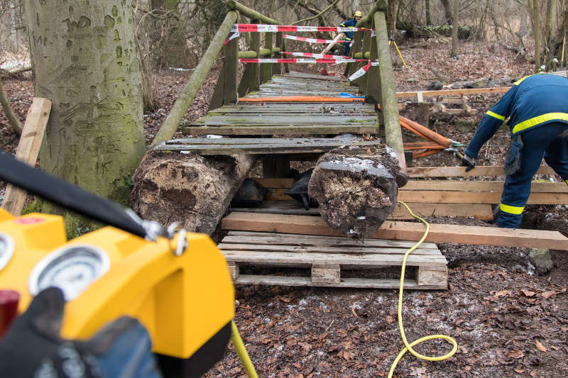 Die Brücke mittels der Hebekissen angehoben. (Foto: THW Speyer/Sohn)