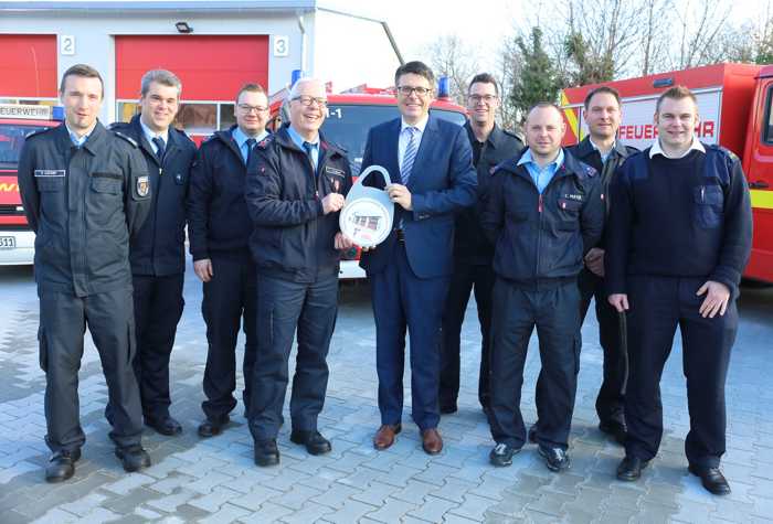 Vor dem neuen Feuerwehrgerätehaus Böchingen-Frankweiler