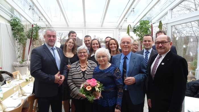 Bürgermeister Stefan Reichert (1.v.l.), die Zweite Kreisbeigeordnete Ursula Hartmann-Graham (3.v.l.), der Erste Beigeordnete Franz Josef Eckes (1.v.r.) und Familienmitglieder feiern die diamantene Hochzeit von Ehepaar Wandrer (Mitte) aus Waldalgesheim. Copyright: privat.