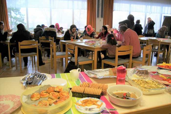 Beim internationalen Frauenfrühstück informieren sich Frauen mit Migrations- und Fluchthintergrund zum Thema Spracherwerb. Copyright: Kreisverwaltung Mainz-Bingen/Linda Blessing.
