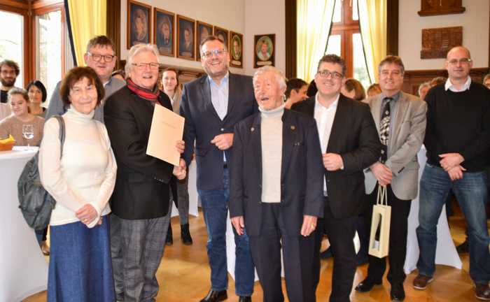 Gruppenbild nach der kleinen Feierstunde: Bernhard Habig (mit Urkunde), OB Feser (4. v.li.), Bürgermeister Ulrich Mönch, Nachfolger Ralf Klingler, die beiden Ehrenbürger Brigitte Giesbert und Seppel Götze sowie weiteren Kollegen. Foto: Stadt Bingen