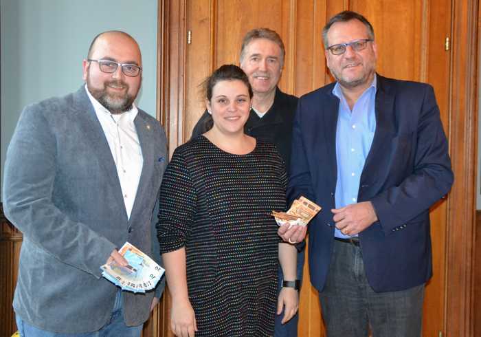 Oberbürgermeister Thomas Feser (re.) freut sich über die Spende, die Christian-Karl Marx, Stephanie Marx und Markus Brager (v.li.) vom Binger Winterdorf zugunsten in Not geratener Binger Bürger überreichen.